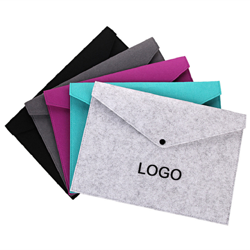 This folder bag features a spacious main compartment designed to hold documents